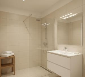 ein weißes Badezimmer mit Waschbecken und Dusche in der Unterkunft Sera Apart Ayvalık in Ayvalık