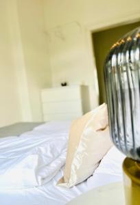 En eller flere senge i et værelse på Modern eingerichtetes Apartment mit Balkon