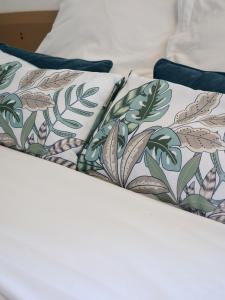 Postel nebo postele na pokoji v ubytování Évasion Turquoise, T2 bungalow plage privée