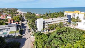 una vista aérea de una ciudad y el océano en Pousada Tabatinga, en Conde