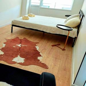 une chambre avec un lit et un tapis au sol dans l'établissement Апартаменти на Лисенка, à Dorotichi