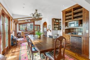 Kuchyň nebo kuchyňský kout v ubytování Ajax Manor by Rove Travel 5BR Historic Home