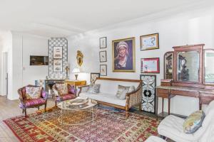 Posezení v ubytování Ajax Manor by Rove Travel 5BR Historic Home + 30 fotografií