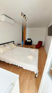 une chambre avec un grand lit blanc et du parquet dans l'établissement Апартаменти на Лисенка, à Dorotichi