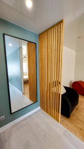 une chambre avec un miroir et une chambre avec un lit dans l'établissement Апартаменти на Лисенка, à Dorotichi