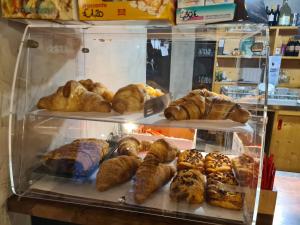 a display case filled with different types of pastries at La casa del popolo in Prato Carnico