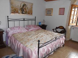 1 dormitorio con 1 cama grande con sábanas rosas en La Casa di Walter, en Palata