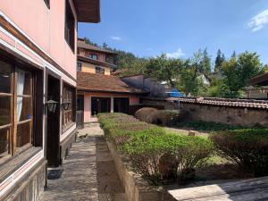 einen Gang zwischen zwei Gebäuden neben einem Gebäude in der Unterkunft Карагьозовата Къща in Kopriwschtiza