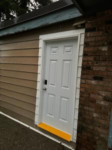 Φωτογραφία από το άλμπουμ του Cozy Ground-Floor Room with Private Bath and Separate Entry σε Delta