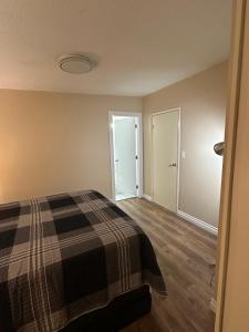 Ένα ή περισσότερα κρεβάτια σε δωμάτιο στο Cozy Ground-Floor Room with Private Bath and Separate Entry