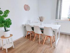 ein Esszimmer mit einem weißen Tisch und Stühlen in der Unterkunft Platz für Gruppen - 4 Schlafzimmer mit TV in Ulm