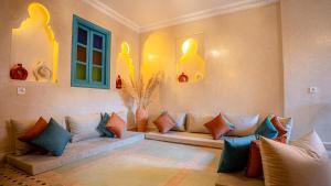 Ένα ή περισσότερα κρεβάτια σε δωμάτιο στο Riad ORAZURE