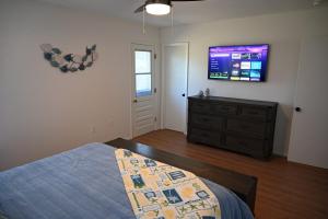 Postel nebo postele na pokoji v ubytování NW Bradenton Home - Less than 5 mi from IMG & AMI!