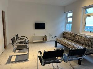 a living room with a couch and chairs at Departamento Resistencia Centro in Resistencia