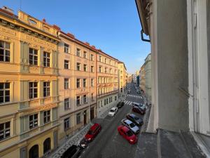 Nespecifikovaný výhled na destinaci Praha nebo výhled na město při pohledu z apartmánu + 161 fotografií
