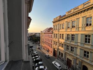 Nespecifikovaný výhled na destinaci Praha nebo výhled na město při pohledu z apartmánu
