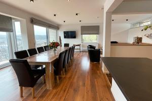 Μια τηλεόραση ή/και κέντρο ψυχαγωγίας στο Gîte du Bois Marie Vue exceptionnelle Piscine Salle de jeux 12 pers