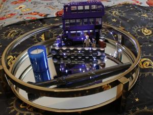 ein Spielzeugbus auf einem Teller auf einem Tisch in der Unterkunft Royal Brick Home - Sleeps 5 to 6 - No ULEZ - Tube Nearby - Free Parking - Lego Themed in Slough