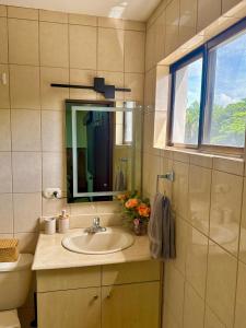 Ένα μπάνιο στο Palmas de Tamarindo Resort, 304E