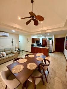 Η κουζίνα ή μικρή κουζίνα στο Palmas de Tamarindo Resort, 304E