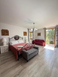 ein großes Schlafzimmer mit einem Bett und einer Couch in der Unterkunft Villa Casavecchia Caselli in Dicomano