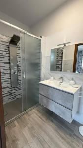 ein Badezimmer mit Waschbecken und Dusche in der Unterkunft Villa Casavecchia Caselli in Dicomano + 8 Fotos