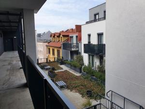 einen Balkon mit Stadtblick in der Unterkunft Elegant Apartments FREE PARKING in Leszno