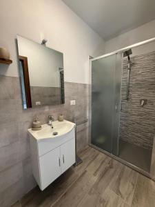 ein Badezimmer mit einem weißen Waschbecken und einer Dusche in der Unterkunft Charming Guest Room in Villa Casavecchia with City, Garden, and Mountain Views in Dicomano + 8 Fotos