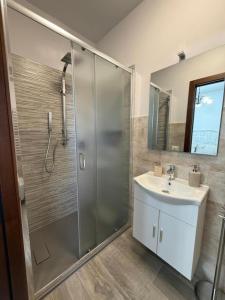 ein Badezimmer mit Dusche und Waschbecken in der Unterkunft Charming Guest Room in Villa Casavecchia in Dicomano