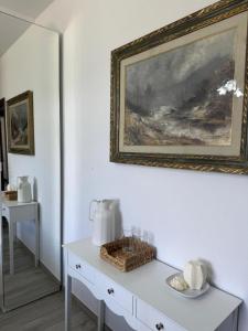 ein Raum mit einem weißen Tisch und einem Gemälde an der Wand in der Unterkunft Charming Guest Room in Villa Casavecchia in Dicomano