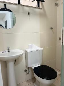 Ένα μπάνιο στο Aconchegante apartamento temporada Cabo Frio +5 φωτογραφίες