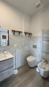 Koupelna v ubytování Charming Guest Room in Florence Countryside with Mountain River Views + 7 fotografií