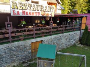 a restaurant with a sign that reads restaurant la reunion at La Neamțu in Văliug +1 photo