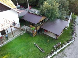 an overhead view of a house with a yard at La Neamțu in Văliug