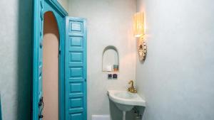 Ένα μπάνιο στο Riad ORAZURE