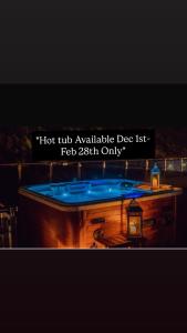 ein Schild mit der Aufschrift "Whirlpool verfügbar" Dosierungsliste nur rot in der Unterkunft Waterside Cottage in Preston