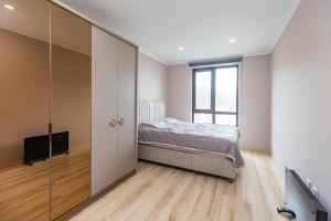 Schlafzimmer mit einem Bett und einer Glastür in der Unterkunft Апарт комплекс Амфора Палас in Goldstrand