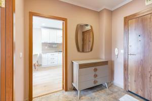 ein Zimmer mit einem Spiegel und einer Kommode und einem Flur in der Unterkunft Апарт комплекс Амфора Палас in Goldstrand + 7 Fotos