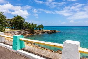 a view of the ocean from the beach at Ti Swell Caribbean House in Port-Louis
