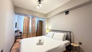 een slaapkamer met een bed met twee teddyberen erop bij Sea view luxury in Baku