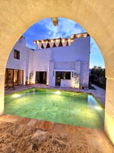 Bazén v ubytování Masseria Gemini luxury retreat nebo v jeho okolí