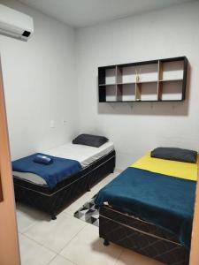 Postel nebo postele na pokoji v ubytování Quarto individual com 2 camas box de solteiro hostel 940