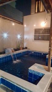 Bazén v ubytování Casa em Itapuã pertinho da praia nebo v jeho okolí