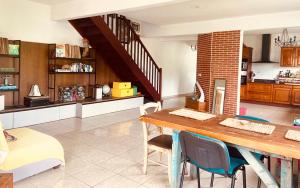 une cuisine et une salle à manger avec une table en bois dans l'établissement Ti Swell Caribbean House, à Port-Louis 9 autres photos