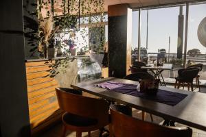 IvanicaにあるVilla Panorama - autumn luxury villa - heated pool and jacuzziのテーブルと椅子と大きな窓のあるレストラン