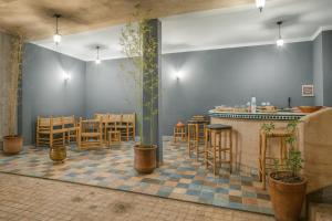 ein Raum mit Bar und Tischen und Stühlen in der Unterkunft Riad 111 & Spa in Marrakesch + 72 Fotos