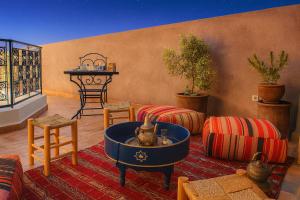 ein Wohnzimmer mit Sofa und Tisch in der Unterkunft Riad 111 & Spa in Marrakesch