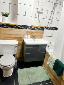 une salle de bains avec toilettes et lavabo dans l'établissement Homely Stay Langley, à Langley Marish