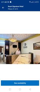 un homme assis dans une pièce avec un bureau dans l'établissement Baani signature, à Islamabad