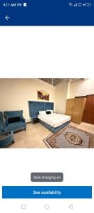 une photo d'une chambre avec un lit et un canapé dans l'établissement Baani signature, à Islamabad